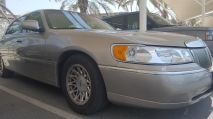 للبيع لنكن Town car 2000