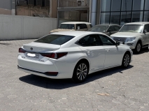 للبيع لكزس ES 2020