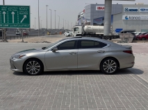 للبيع لكزس ES 2020