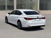 للبيع لكزس ES 2019