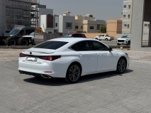 للبيع لكزس ES 2019