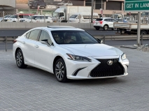 للبيع لكزس ES 2019