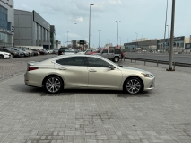 للبيع لكزس ES 2020