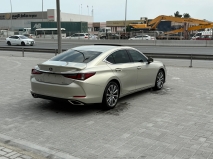 للبيع لكزس ES 2020