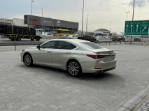 للبيع لكزس ES 2020